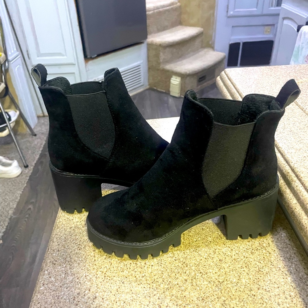 Black thick small heel boots!